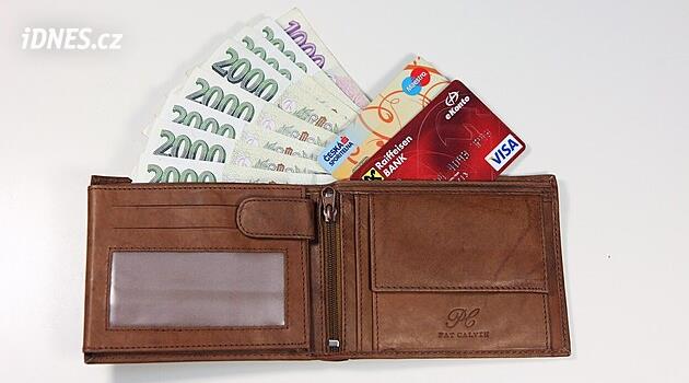 Bankomaty na ústupu. Stává se z hotovosti ohrožený druh?