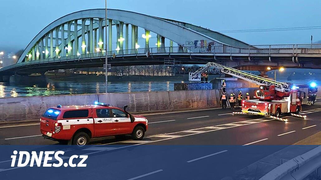 Su, taşma önleyici banyoyu sular altında bıraktı. Önce SD aptalca onu düzeltti