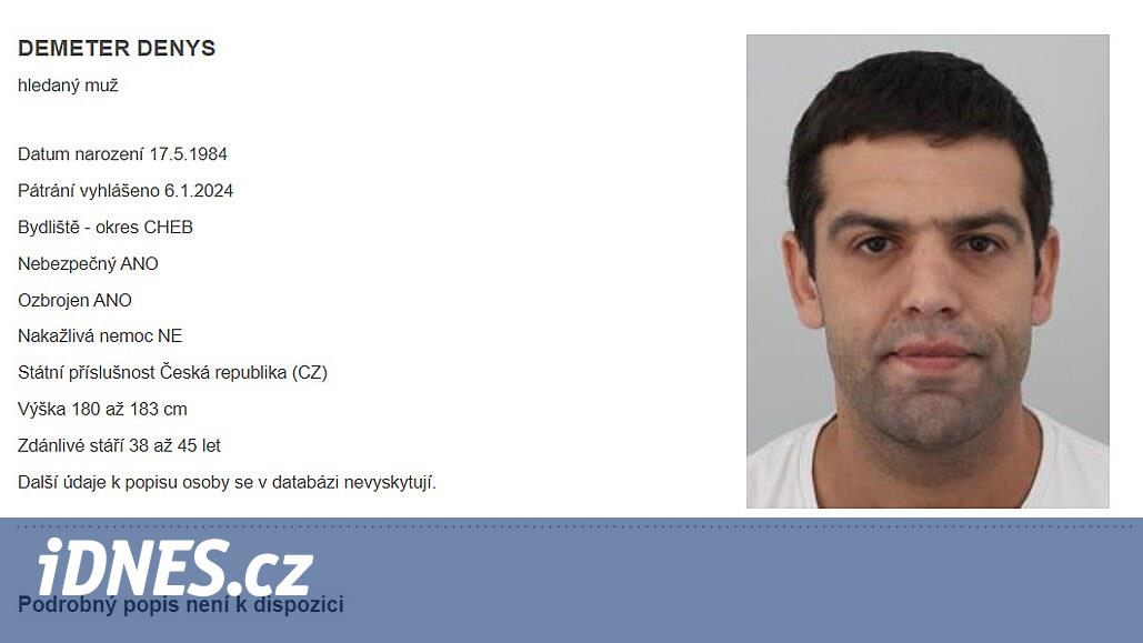 Chebsk'teki polis tehlikeli silahlı bir adamı arıyor. İşaretiyle saldırdı