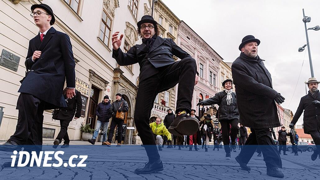 Yüzlerce ip cambazı ilk kez Olomouc'ta yürüyüşe çıkarak K10'u fethetti