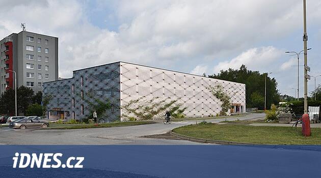 Tábor otoparkı yeşil bir adaya benziyor, bitkiler kablolar boyunca sıralanacak
