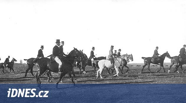 Velká Pardubická'nın tarihi 1874'e kadar uzanıyor. Perşembe günleri ve Kasım aylarında yapılıyordu.