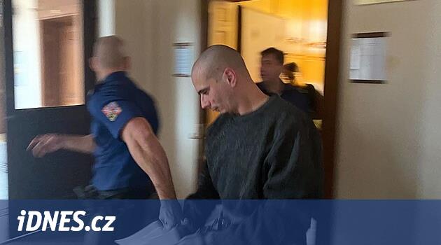 Uyuşturuculu bir adam, bıçaklı soygun sırasında pompa operatörünü tehdit etti; 7,5 yıl hapis cezasına çarptırıldı