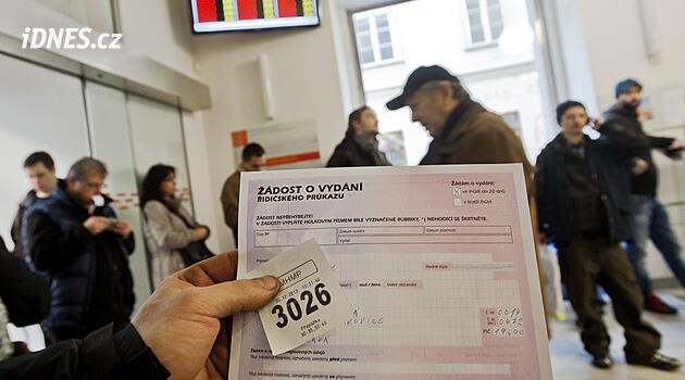 Desítky tisíc řidičů musí letos vyměnit řidičák. Nejvíce ve Středočeském kraji a Praze