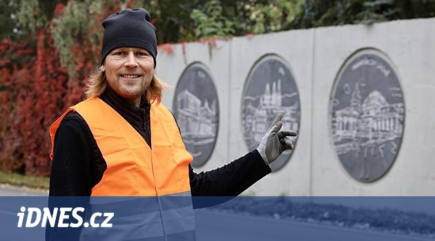 Sanki betona nakış yapıyormuş gibi. Spanın duvarı UNESCO şehirlerinin diğer kabartmalarıyla süslenmiştir