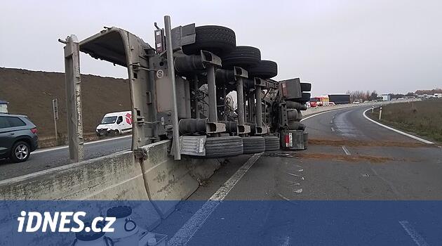 D35'te devrilen kamyona çarpan otomobilin sürücüsü Olomouc yakınlarında hayatını kaybetti