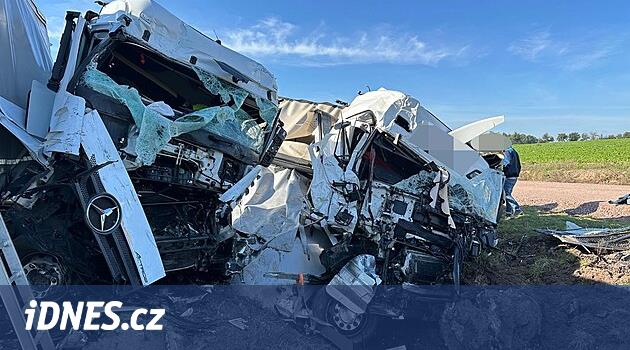 Kamyonlardan enkazlar çıkıyor. Yeni Jaroměř çevre yolunda üç araba çarpıştı