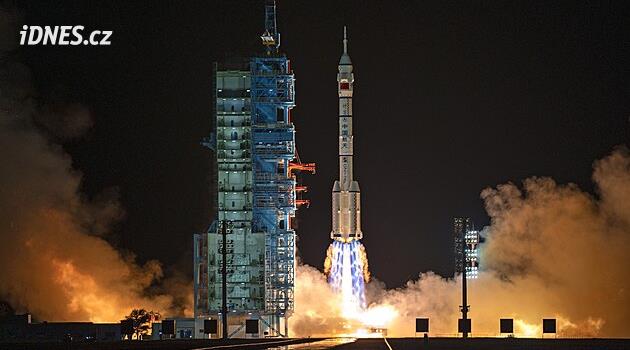 Čína vyslala tři astronauty na svou vesmírnou stanici. Jeden tam má žít rok