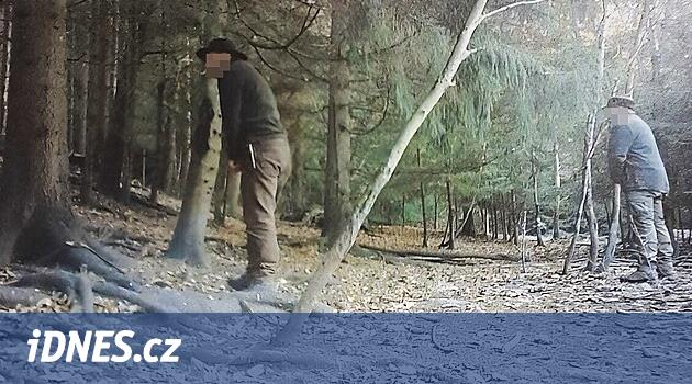 Polis, idrar yapan avcıların cep telefonlarına el koydu, diğerleri açıklama yapmak zorunda kaldı