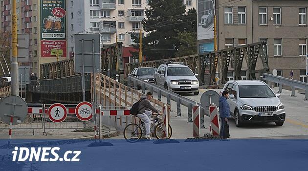 Seller 2024 | Opava'daki geçici köprü, toplu taşımayı orijinal rotalarına döndürdü. Hasarlı olanı yıkıyorlar