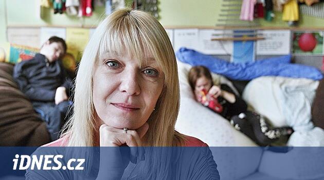 Ağır engelli çocuklara ders veriyor. Ayrıca yüz ifadelerini onların bakış açısından okuyabiliyor