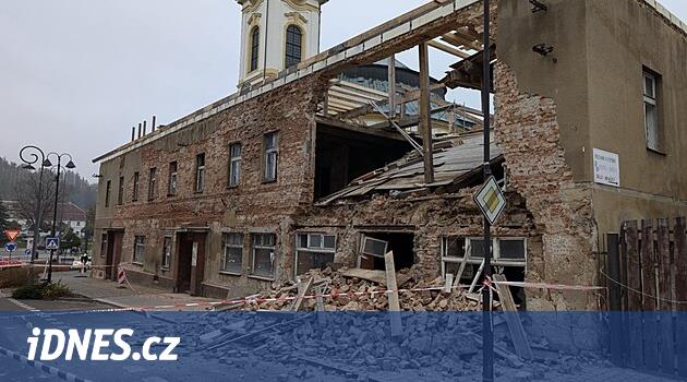 Nové Bor'da eski Pošta restoranının bir kısmı çöktü ve ana caddenin bir kısmı kapatıldı