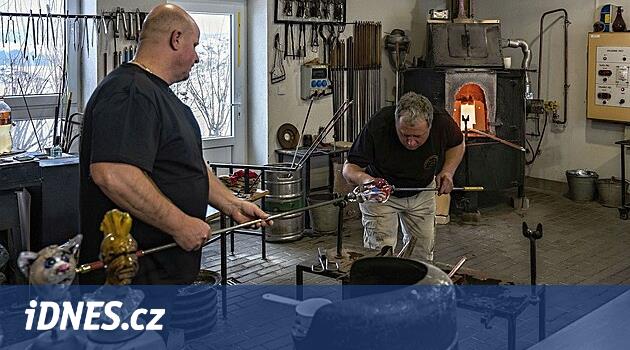 El yapımı geleneği hala devam ediyor. Vysočina'daki cam üreticilerinin fırınları kışın bile eriyor