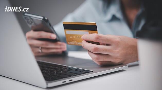 Banka v Česku vypne v neděli internetové bankovnictví a platby kartou na internetu