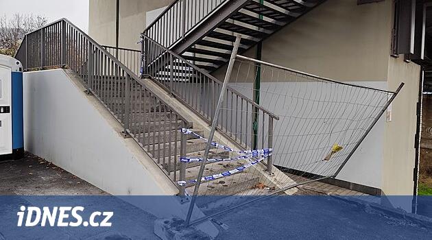 Birisi Ústí'de yeni onarılan yaya köprüsünden vidaları çaldı, köprüyü tekrar kapatmak zorunda kaldılar