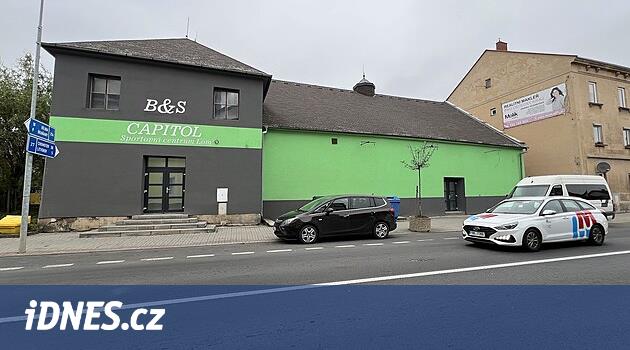 Polis, taş ocağındaki sinemanın tartışmalı bir satışını erteledi, belediye başkanı onu kocasına sattı