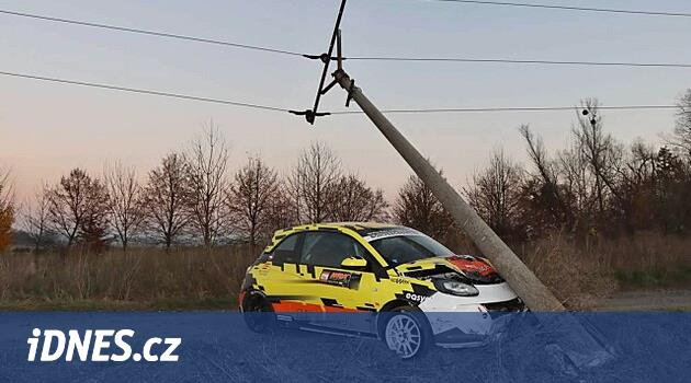 Miting sırasında bir yarışmacı elektrik direğini devirdi, iki köy elektriksiz kaldı