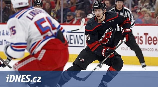 Nečas, NHL'nin lideri olarak konumunu pekiştirdi. Zach ve Pastrňák Adalılara saldırdı