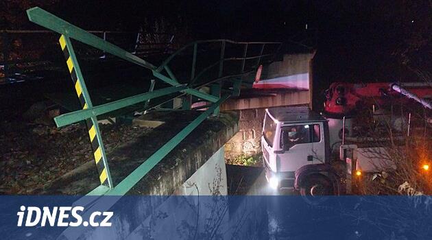 Písecko'daki demiryolu köprüsünün yıkılması gerekecek, bir kamyonun çarpması sonucu hasar gördü