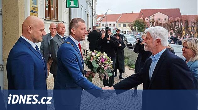 “Davidek de başkan olacak.” Dačice'de bir kadın Pavel'i iki yaşındaki torunuyla karşıladı.