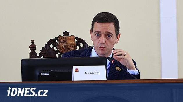 Aynı anda bölgeye ve şehre liderlik ediyorlar. Önemli olan sonuçlardır, Grolich işlevlerin birikmesini savunur