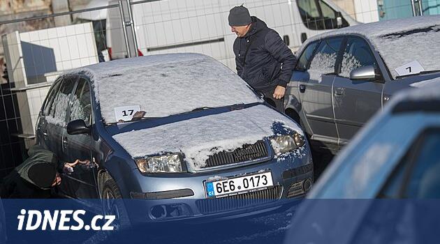 Pardubice açık artırmada araba enkazlarını teklif etti, ilgilenenler arabaları yalnızca dışarıdan görebiliyordu