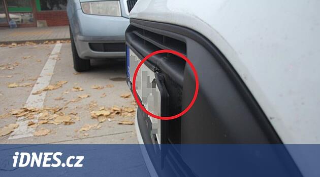 Başka bir araba sürücü kursuna çarptı ama öğrenci nefes alabildi. Sürücü bunu anlamıyor