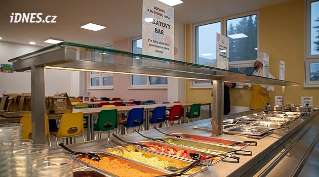 Kosti počítat dál jako maso a kečup jako zeleninu. Školní jídelny mají mít rok navíc