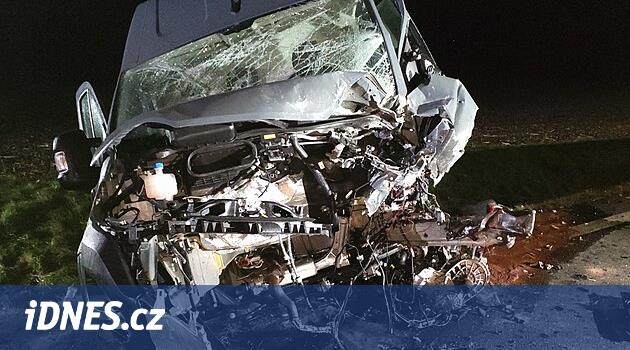 Otomobil ile minibüsün çarpışması sonucu sürücülerden biri hayatını kaybetti, iki kişi de yaralandı.