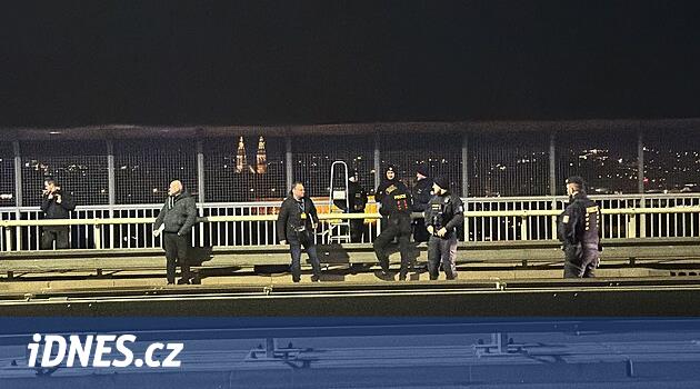 Nuselsky köprüsünden bir adam atladı. Altındaki tramvay seferleri durduruldu