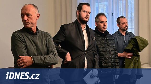 Bir gardiyan, meslektaşları izlerken bir mahkuma şok tabancasıyla işkence yaptı. Mahkeme onlara şart koştu
