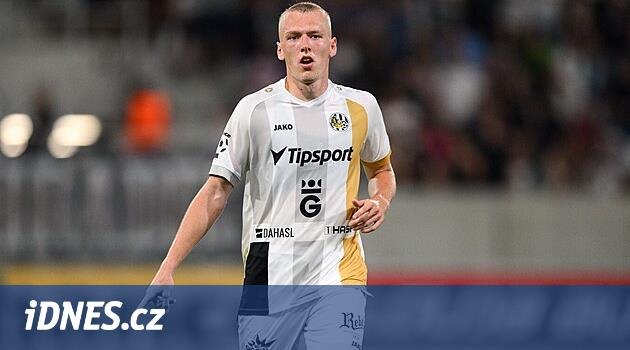 Ülkesini temsil etmenin hayalini kuruyordu: Futbol oynamak isteyen her çocuğun hayali gerçek oldu