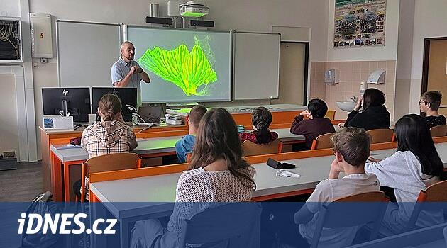 Kimyager öğrencilere lüminesans olgusunu tanıttı; okula başka uzmanlar da dahil oldu