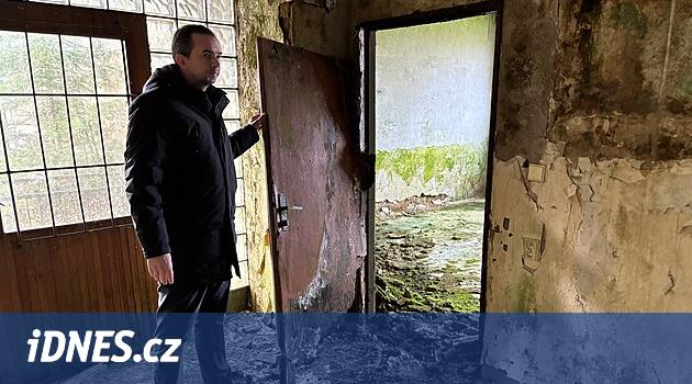 Klimentov'daki kışlayı yıkıyorlar, orayı tekrar kullanmadan önce ağaç dikiyorlar
