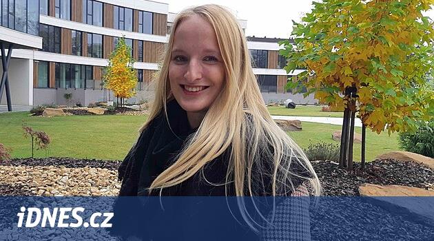 Öğretim görevlisi, Facebook ve Whatsapp'ın yaşlılar arasında popüler olduğunu, teknolojinin gençlere giden yol olduğunu söylüyor