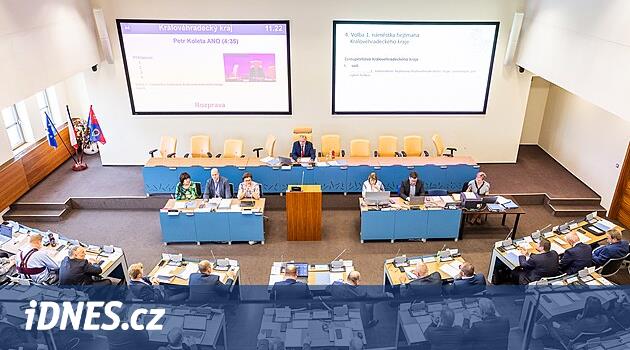 Muhalefet, yönetmenin görevden alınmasında acele etmeyi eleştirdi. İlçe bir denetime girer