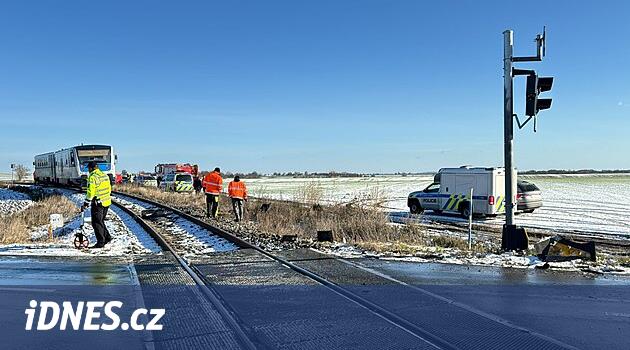 Hrdějovice yakınlarında bir tren bir arabayla çarpıştı. Ölümlü kaza pistin çalışmasını durdurdu