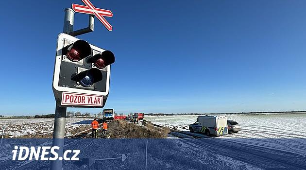 Mšeno yakınlarında bir tren ile bir arabanın çarpışması sonucu iki kişi öldü. Pistte trafik durma noktasına geldi