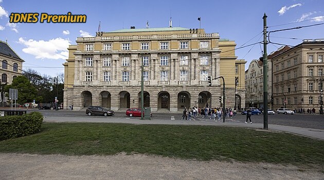 Rušení a slučování oborů, krácení úvazků. Filozofickou fakultu UK čekají změny