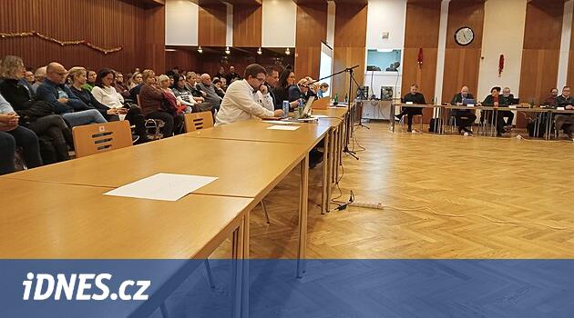 Nymburk'taki hastanenin şefini ne halk ne de muhalefet kurtardı. Kendini hukuki yollarla savunacak