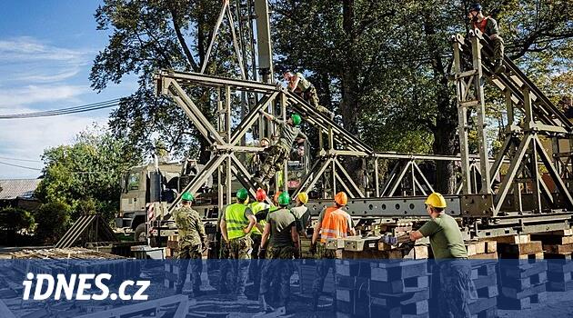Seller 2024 | Jesenice'de nehirlerin üzerindeki yaya köprüleri ayakta. Ancak insanların bunlara erişmesi haftalar alacak