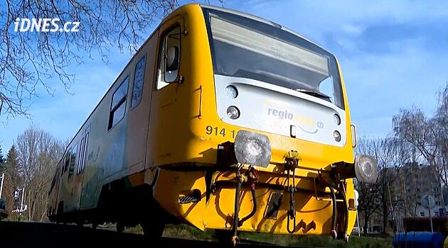 Vlak na Teplicku vláčel ženu desítky metrů, dveře předtím sevřely kočárek s jejím dítětem