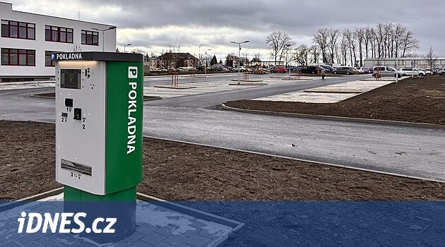 İki yüz koltuk. Jihlava Hastanesi'nin daha büyük bir otoparkı var, kapalı otopark planlanıyor