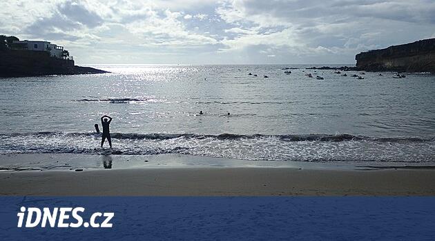 Silné vlny na Tenerife zabily tři lidi, další strhly do oceánu. Hrozí i silný vítr