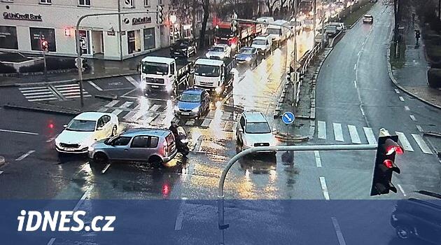 Prag'da trafik çöktü. Trafik, engellenen bir kamyon ve kazalar nedeniyle karmaşıklaşıyor