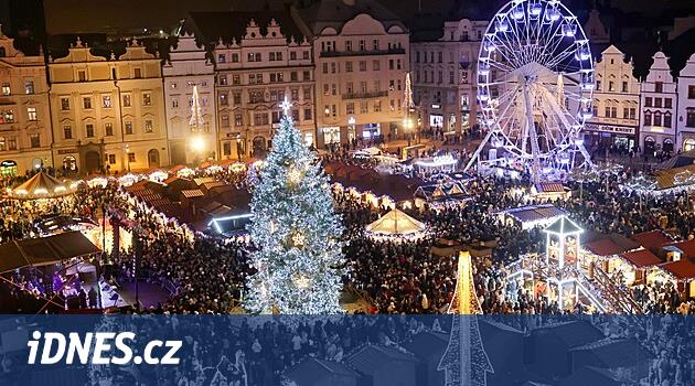 Pilsen'de Noel ağacı parlıyor. Ayrıca şarkı çalan bir tramvay da olacak