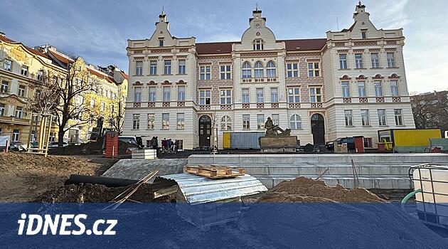 Bir dedektif Prag'da bir meydanda kazılan kemikleri inceliyor. Bunlar onlarca yıllık