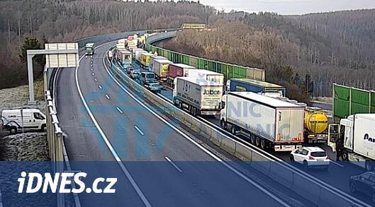 Almanya'da yaşanan kazanın ardından D8 üzerinde sütunlar oluştu, trafik yaklaşık 2 saat durdu