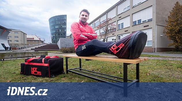 Ayakları sıcak tutmak için. Liberec'te alternatif futbolcular için kol icat edildi