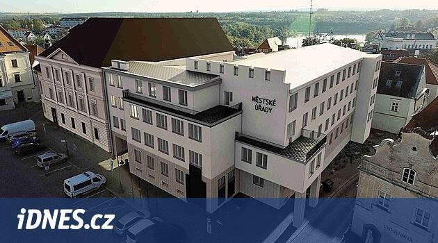 Tábor temsilcilerinin yeniden inşa edilmeyi bekleyen eski postanede bir salonu olacak